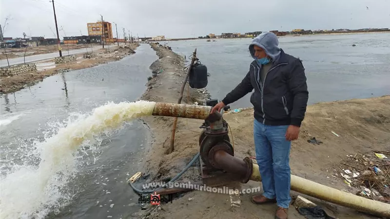 رئيس قرية بر بحري قضي الليل بجوار ماكينات رفع مياه الامطار بكفر الشيخ