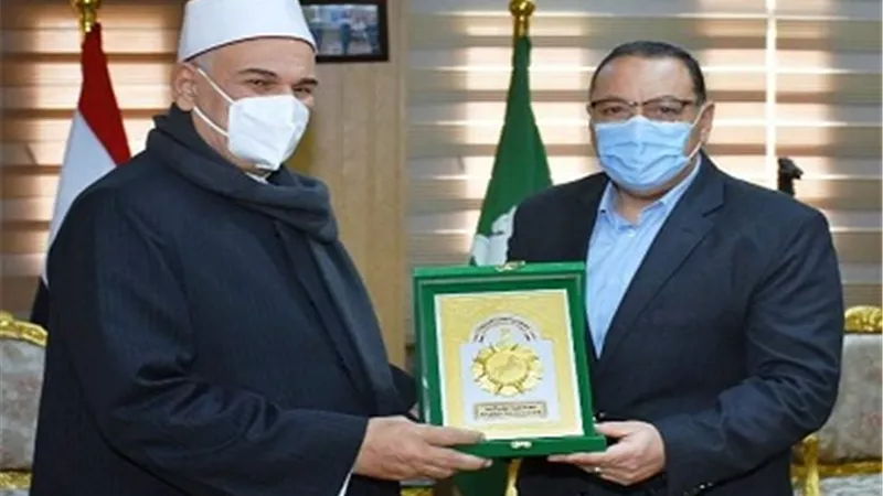 محافظ الشرقية يُكرم وكيل وزارة الأوقاف السابق