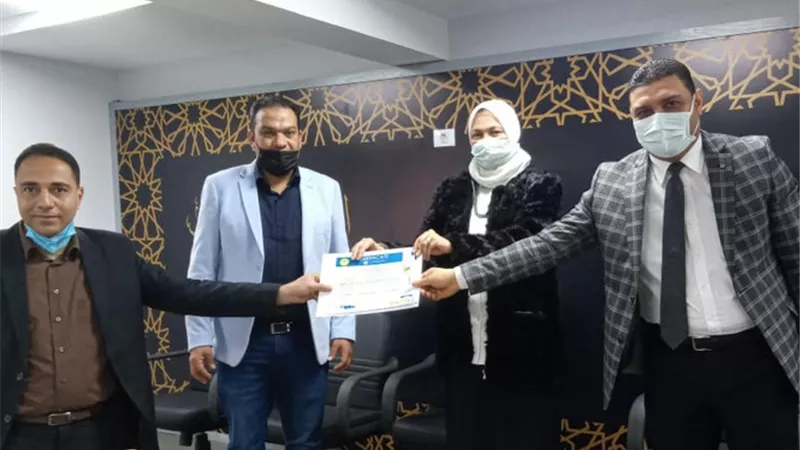 رئيس تطوير الوافدين بالأزهر تكرم المعلمين المشاركين في البرنامج