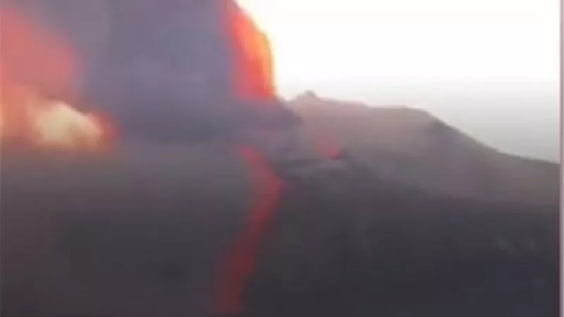 اتنا.. يثور ويدفع بحممه البركانية
