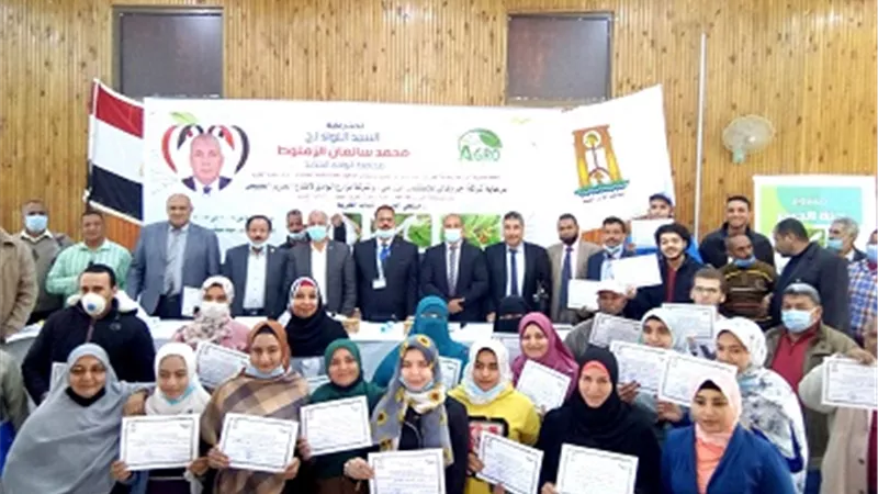 رئيس الداخلة يشهد اجتياز 170 شاب وفتاة دورة انتاج الحرير بالوادى الجديد