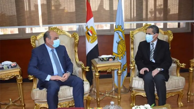 الزلاط و ومحافظ الغربية يسلمان 168 وحدة صناعية للمستثمرين فى المحلة.. بالصور