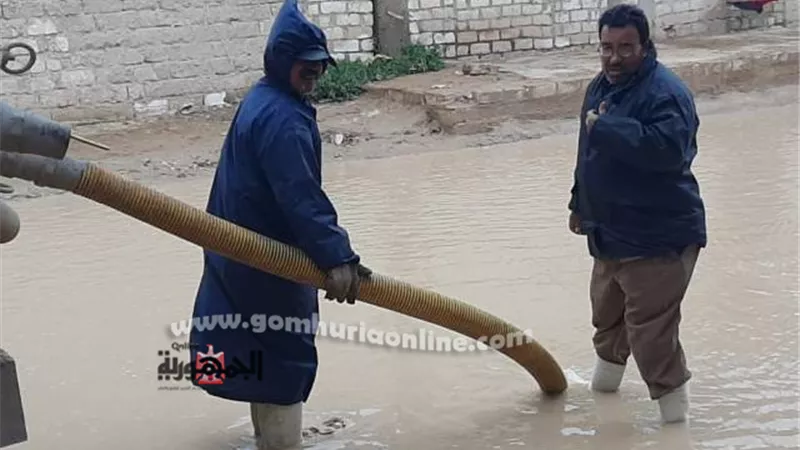 رفع تجمعات مياه الأمطار من الطريق الدولي مطروح الاسكندرية