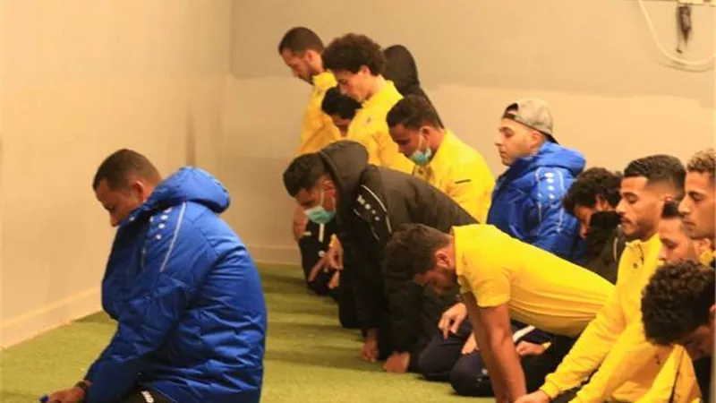 لاعبو الإسماعيلي يؤدون صلاة المغرب بإستاد القاهرة قبل لقاء الزمالك.صور
