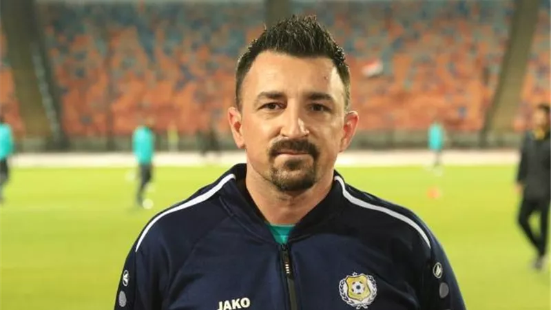 المدرب الجديد للإسماعيلي يقود إحماء الفريق قبل لقاء الزمالك