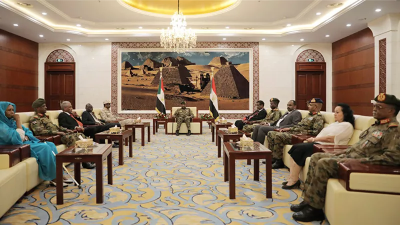 وزيرا الصحة والإعلام بالسودان يؤديان القسم أمام رئيس مجلس السيادة