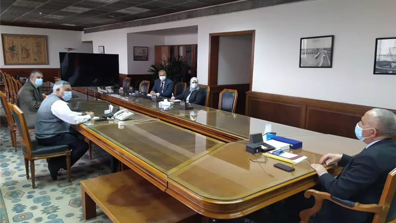 عبد العاطى يستعرض أعمال تأهيل الترع والمساقى ضمن المبادرة الرئاسية