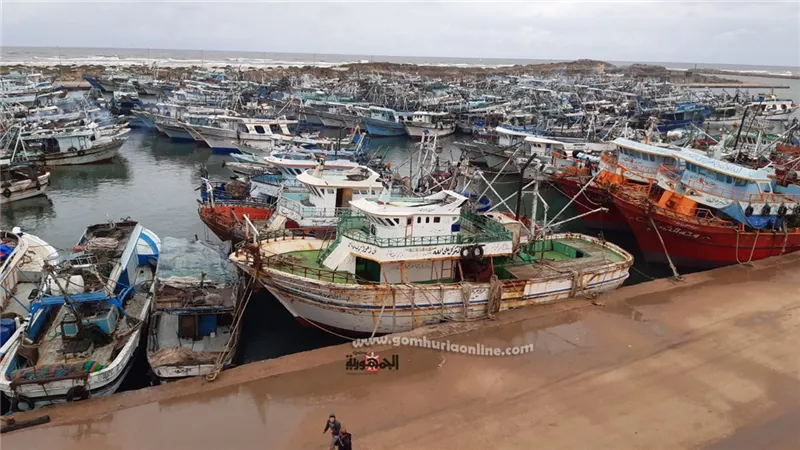 توقف حركة الملاحة لليوم الثالث بميناء برج البرلس .. صور