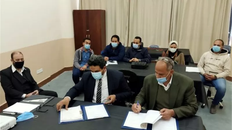 الجامعة المصرية الروسية ووكالة الفضاء توقعان بروتوكولا للمشاركة فى تنفيذ أقمار صناعية.. بالصور