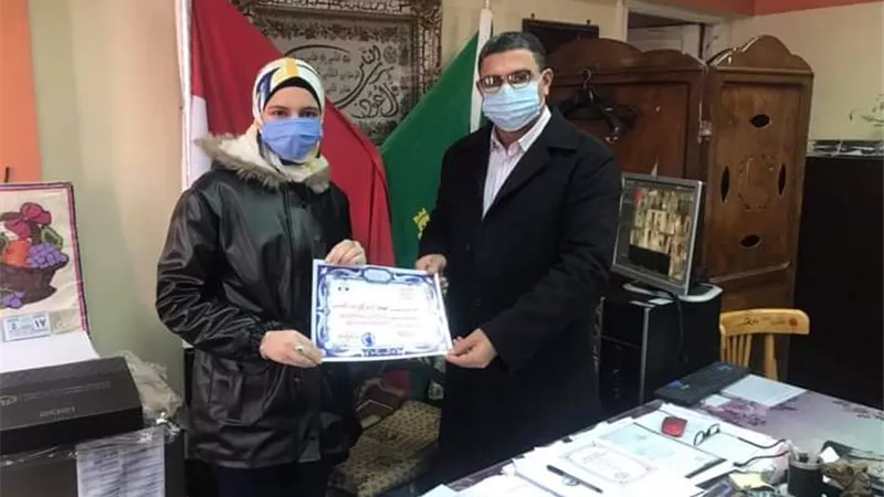مدير تعليم بنها يكرم الطالبة 