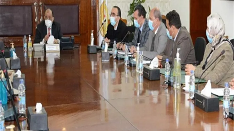 وزير التنمية المحلية يبحث مستجدات برنامج تطوير الريف المصرى فى 5 محافظات