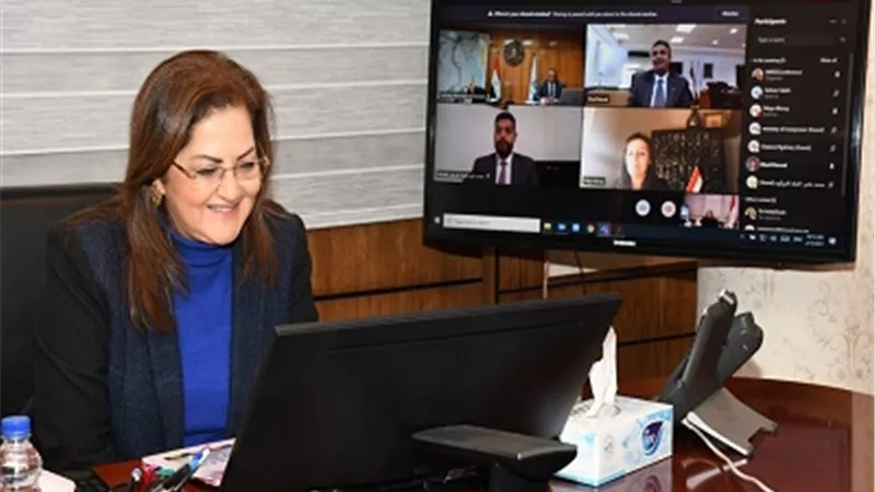 وزيرة التخطيط تتابع صرف الدفعة الاخيرة من المنحة الرئاسية للعمالة غير المنتظمة