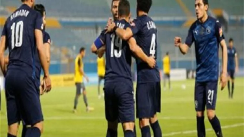 حكام مباراة بيراميدز وراسينج كلوب يصلون القاهرة