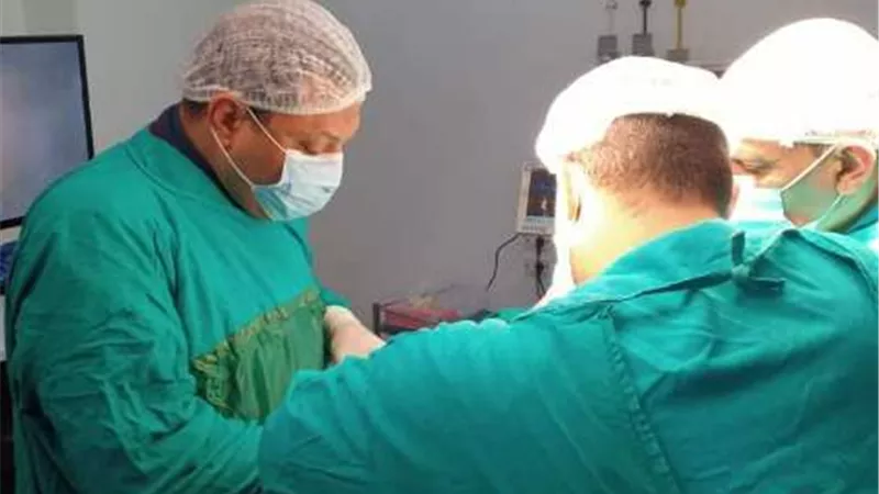 وكيل وزارة الصحة ومدير الطب العلاجي يقوما بإجراء جراحة عاجلة بالمنظار لسيدتين بمستشفي زاوية الناعورة