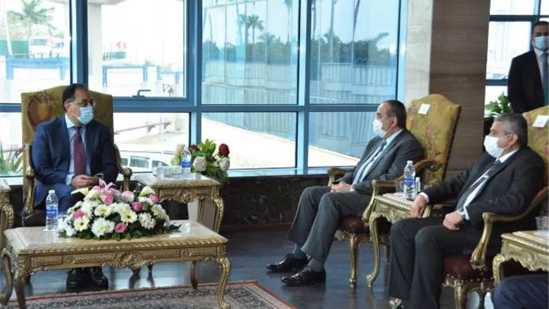 رئيس الوزراء يشيد بانجازات وزارة الطيران رغم 