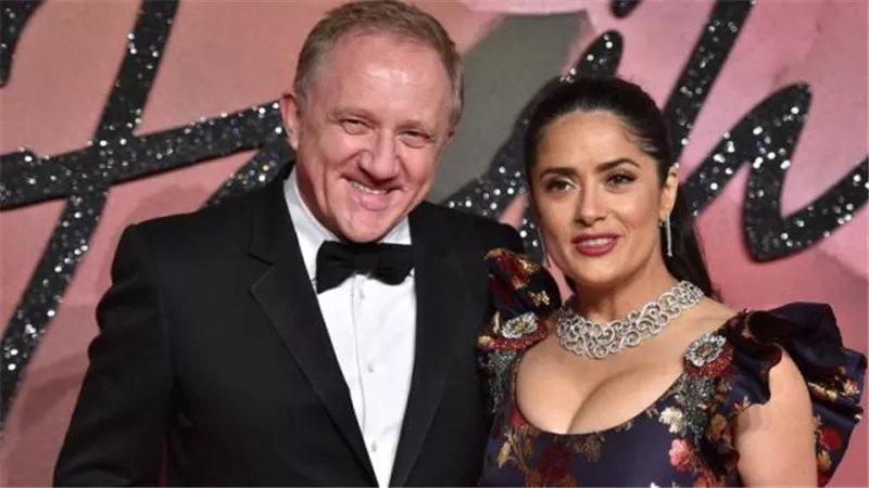 كواليس السينما العالمية.. سلمي حايك عن زوجها بينولت: 