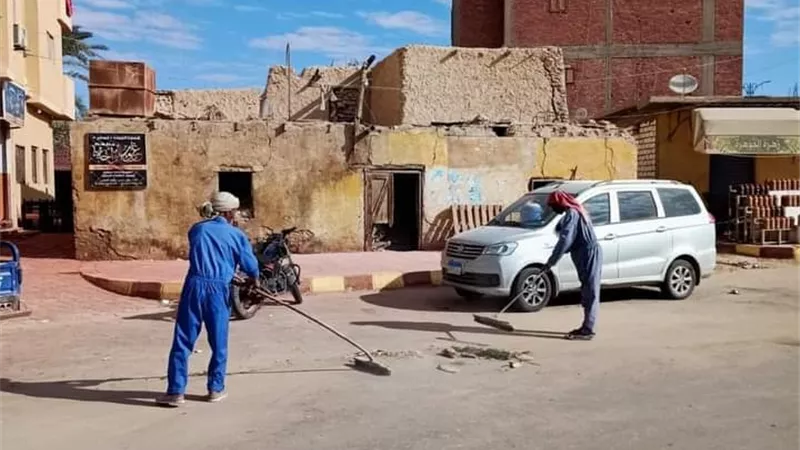 سيوة تواصل أعمال النظافة و التجميل بمناطق متفرقة بالمدين