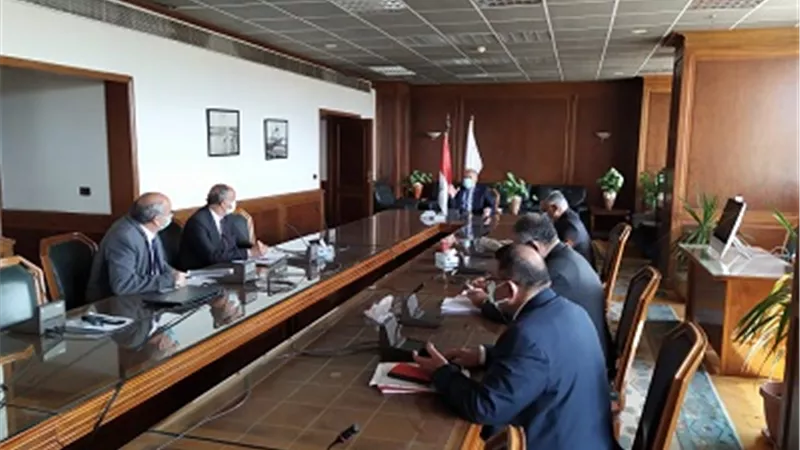 عبد العاطى يستعرض أعمال تأهيل الترع والمساقى والرى الحديث بالقرى المشمولة بالمبادرة الرئاسية