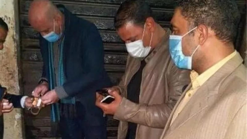 مصادرة ٨ شيش من مقهى مخالف فى حملات بالزقازيق
