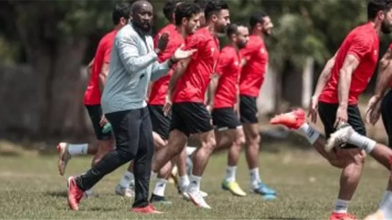 سفير مصر بتنزانيا يحضر مران الاهلى فى دار السلام