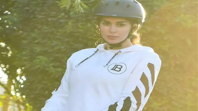 بملابس الفروسية .. إطلالة ساحرة للنجمة ياسمين صبري