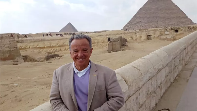 رئيس الاتحاد الدولي لكمال الأجسام يزور منطقة آثار الهرم