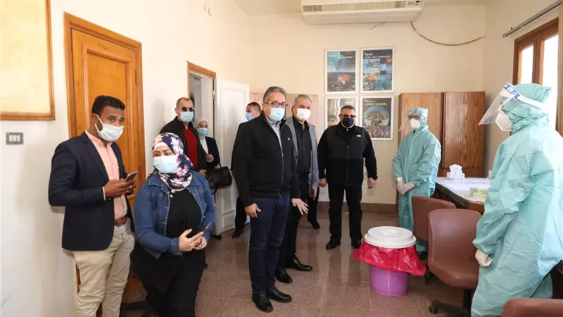 وزيرا السياحة والآثار والطيران المدني يتفقدان موقع إجراء تحليل الـ PCR