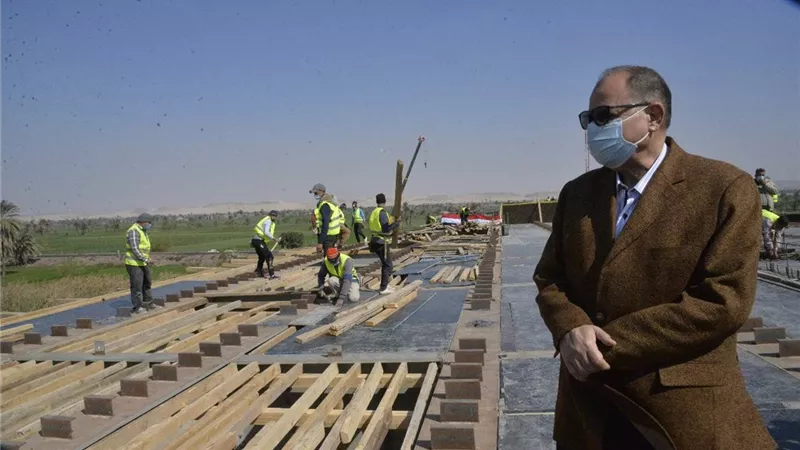 وزير النقل ومحافظ أسيوط يتفقدان أعمال تنفيذ محور ديروط التنموي