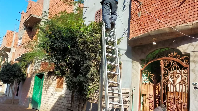 صيانة أعمدة الانارة وتحسين الرؤية بالمنوفية