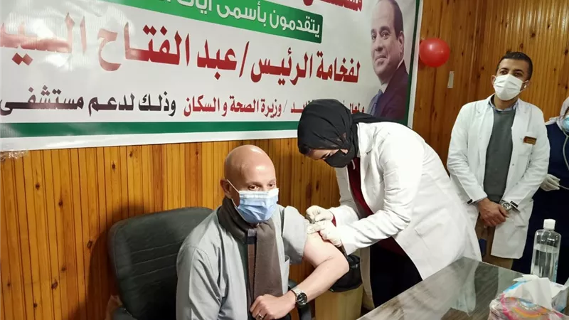 وكيل وزارة الصحة بالشرقية يتلقي الجرعة الثانية من لقاح كورونا بمستشفي الصدر بالزقازيق