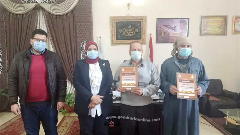 تسليم عقود تقنين للمواطنين بكفرالشيخ