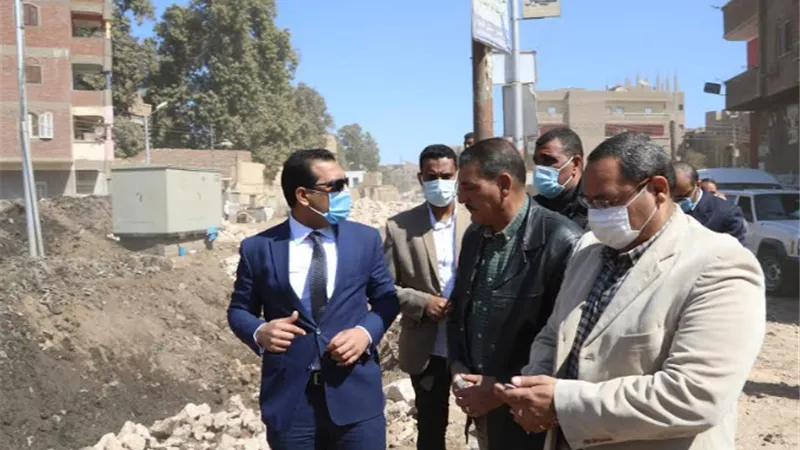نائب محافظ قنا يتابع أعمال التدبيش بترعة الصماصمة