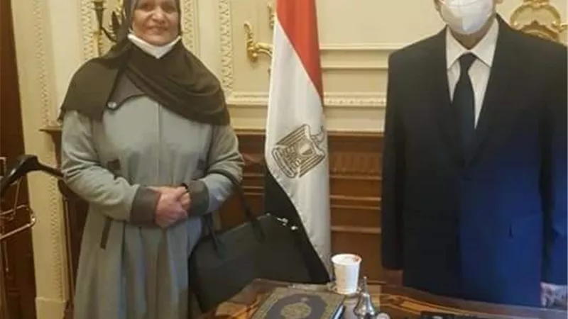 النائبة فتخية السنوسي عضو مجلس النواب عن مطروح تلتقي رئيس البرلمان وتعرض مطالب اهالي سيوة