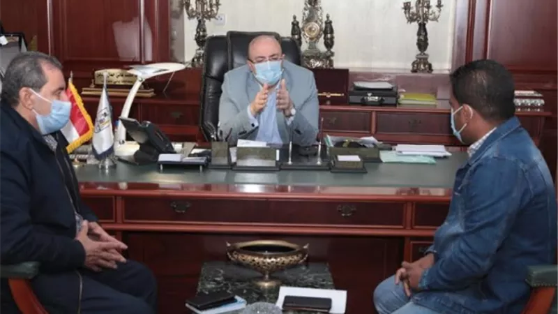 محافظ بني سويف يبحث مع مسؤولى هيئة الطرق بدء تطوير طريق السادات وانشاء محور الفشن