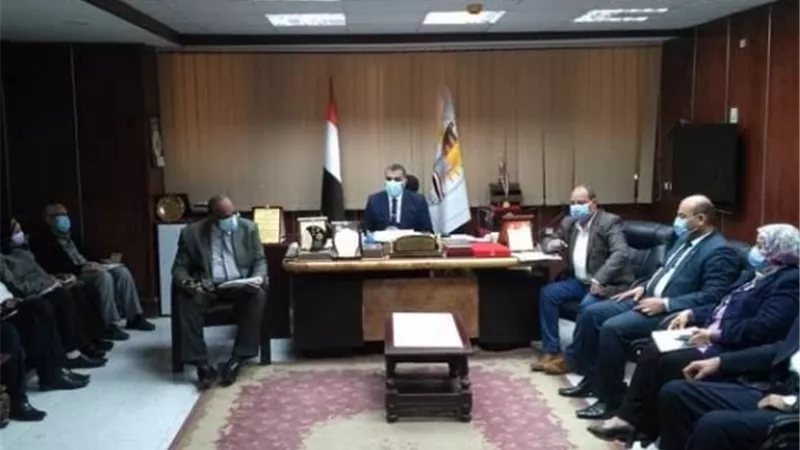 وكيل التعليم بسوهاج يبحث استعدادات امتحانات الفصل الدراسي الأول واستكمال الدراسة للثاني