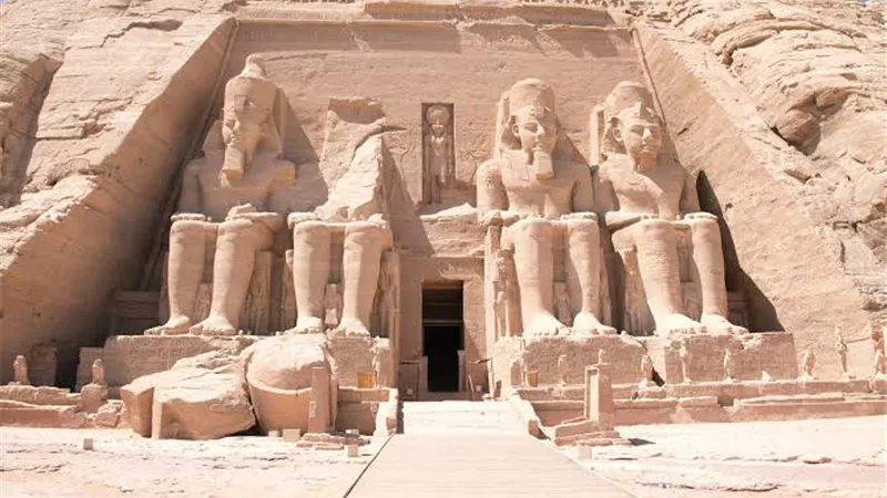 توافد الزوار على معبد أبوسمبل لمشاهدة تعامد الشمس