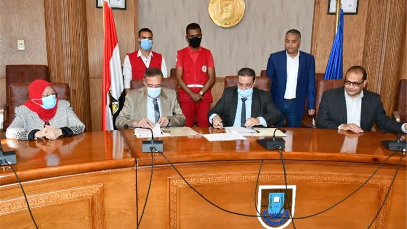 تعاون مشترك بين جامعة قناة السويس والهلال الأحمر المصرى.صور