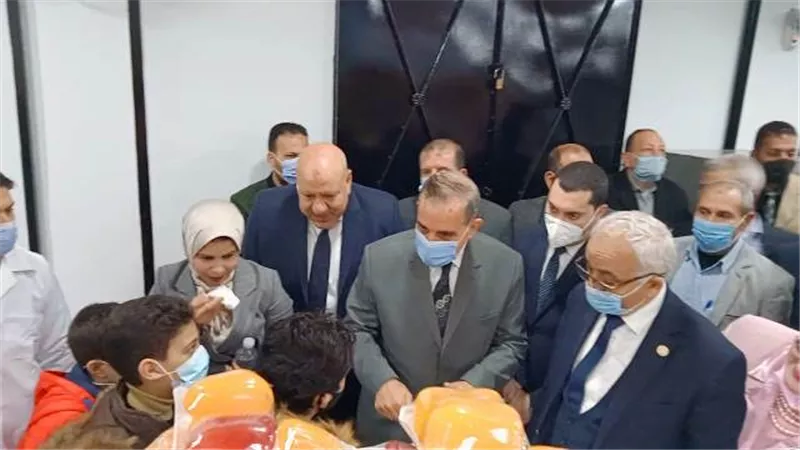 محافظ كفر الشيخ ونائب وزير التربية والتعليم يفتتحان منفذ بيع منتجات المدارس