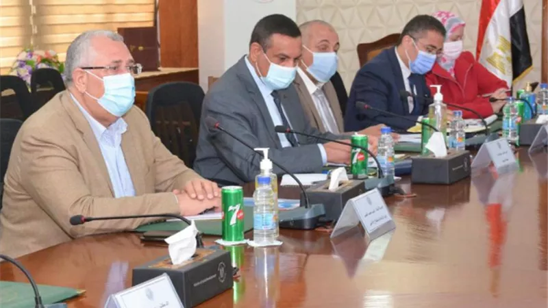 يناقشون جهود التخلص الآمن من نواتج تطهير الترع والمصارف بمحافظة البحيرة
