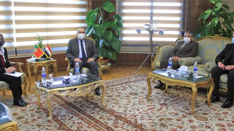 وزير الطيران يبحث مع سفيرة البرتغال زيادة حركة الشحن وتنشيط السياحية الوافدة الى مصر