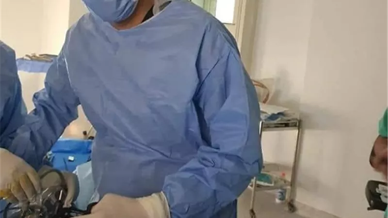 استئصال للقولون و إعادة توصيلة بالامعاء لمريض سرطان باورام الاسماعيلية