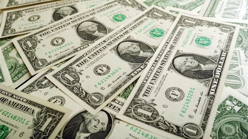 الدولار يبلغ قاع 6 أسابيع مع استعداد المتعاملين لشهادة باول
