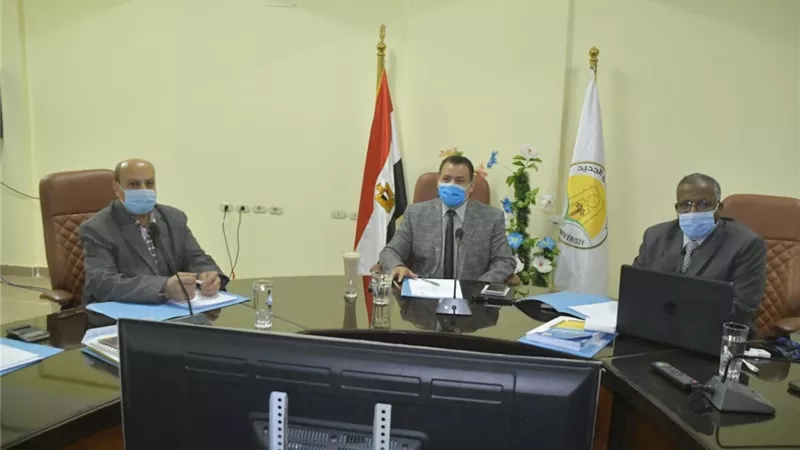 رئيس جامعة الوادى الجديد يناقش محاور التنمية المجتمعية وشئون البيئة.