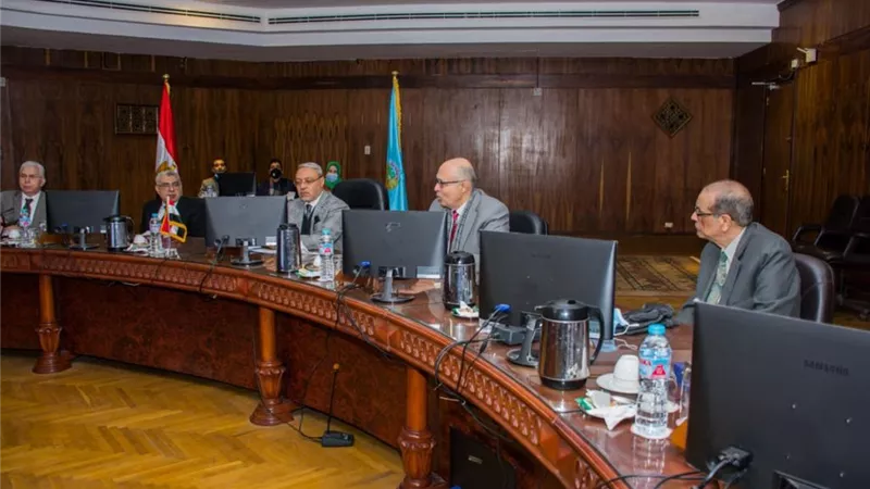 رئيس جامعة طنطا يترأس الاجتماع الطارئ لمجلس الجامعة-صور
