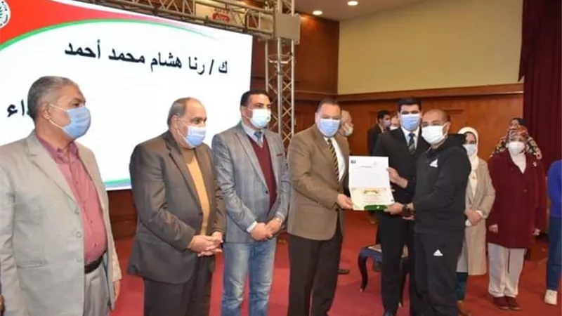 محافظ الشرقية يُكرم لاعبي فريق هوكي الشرقية (رجال - آنسات) الفائز ببطولة الدوري العام للموسم الرياضي 2020 /2021