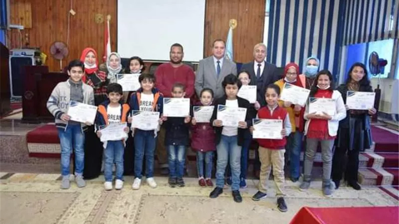 رئيس جامعة سوهاج يكرم المشاركين بمسابقة يلا نرسم هيروغيليفى..بالصور