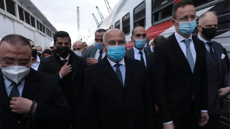 وزير النقل المصري ووزير الخارجية والتجارة المجري يستقبلان الدفعة الأولى من العربات الجديدة