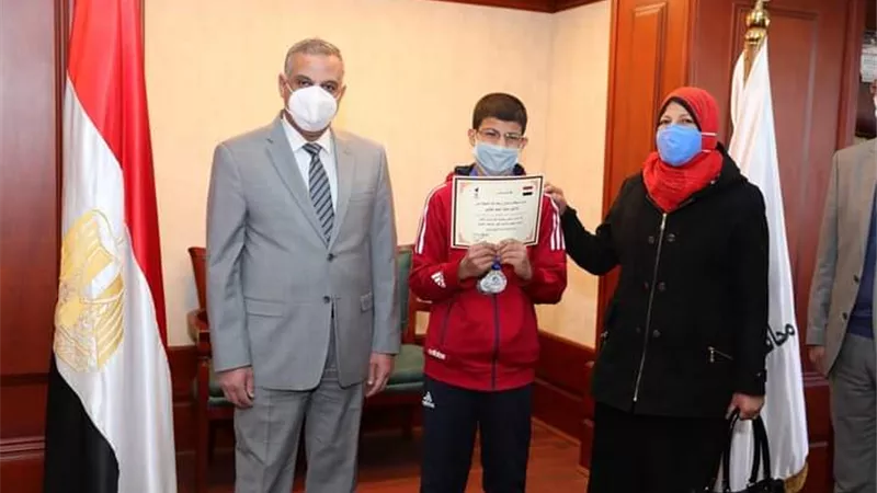 محافظ سوهاج يكرم لاعبي نادي 