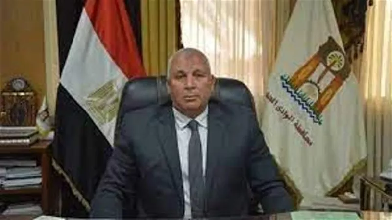 محافظ الوادي الجديد: 16 شركة لرفع كفاءة 375 كم طرق بالداخلة والعوينات