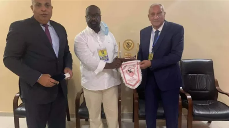 الزمالك يهدي درع النادى لـ